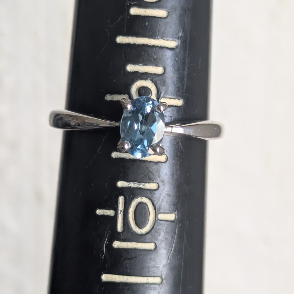 Elegant Silver Ring with Topaz Gemstone